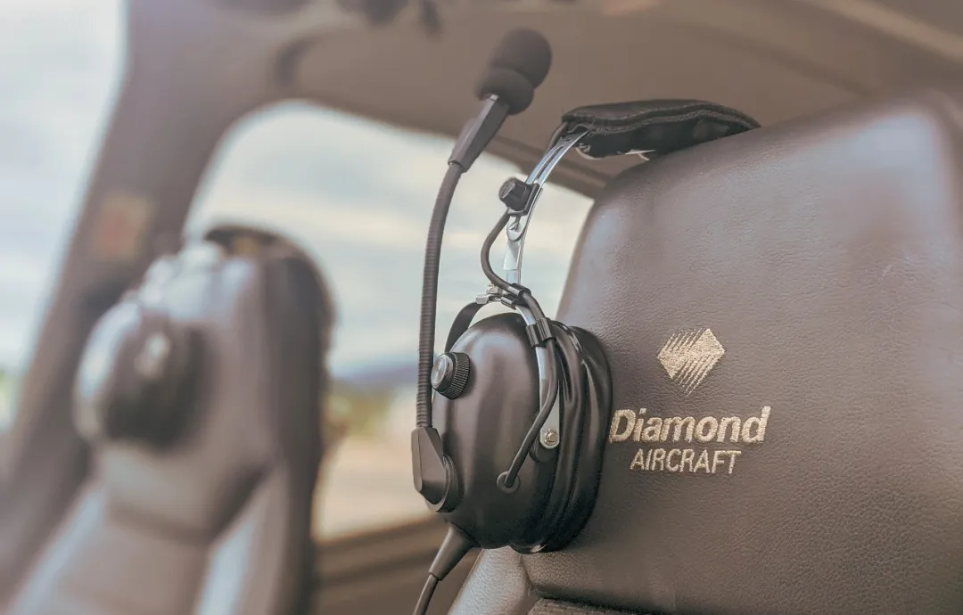 云端的“悄悄话”：飞行员与塔台通话，藏着你不知道的安全密码