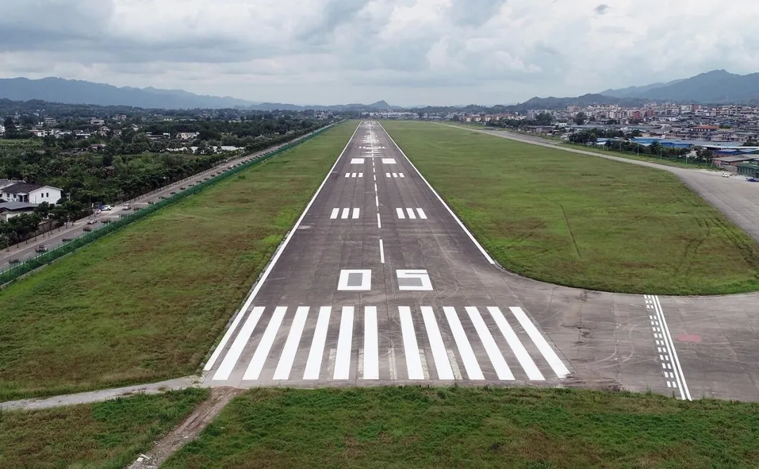 云端的“悄悄话”：飞行员与塔台通话，藏着你不知道的安全密码