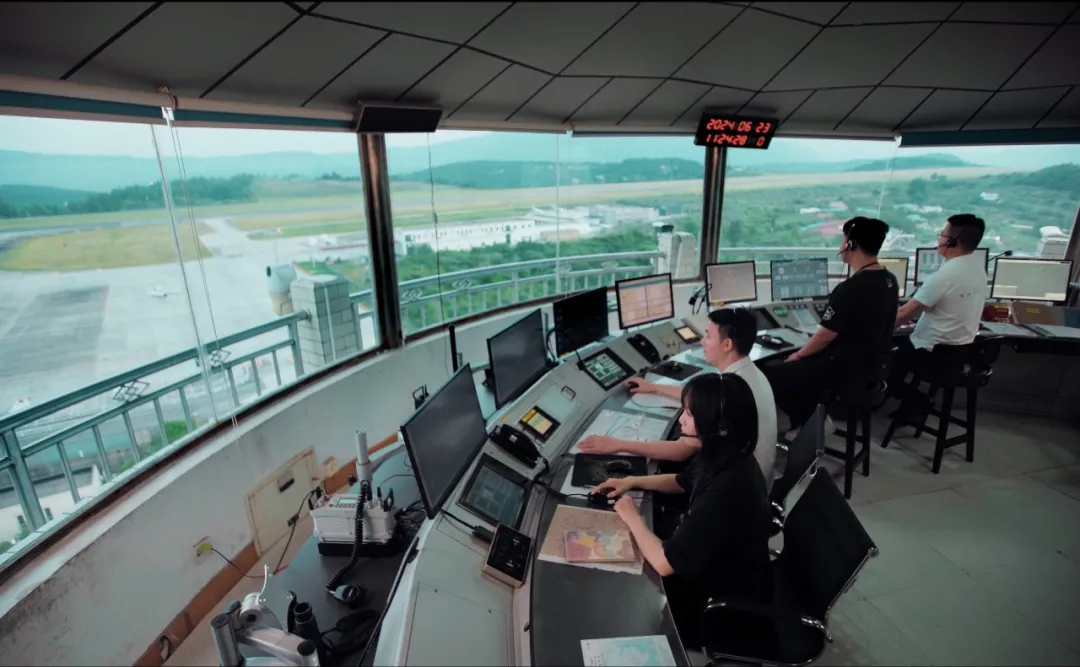 云端的“悄悄话”：飞行员与塔台通话，藏着你不知道的安全密码