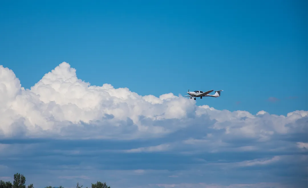 云端的“悄悄话”：飞行员与塔台通话，藏着你不知道的安全密码