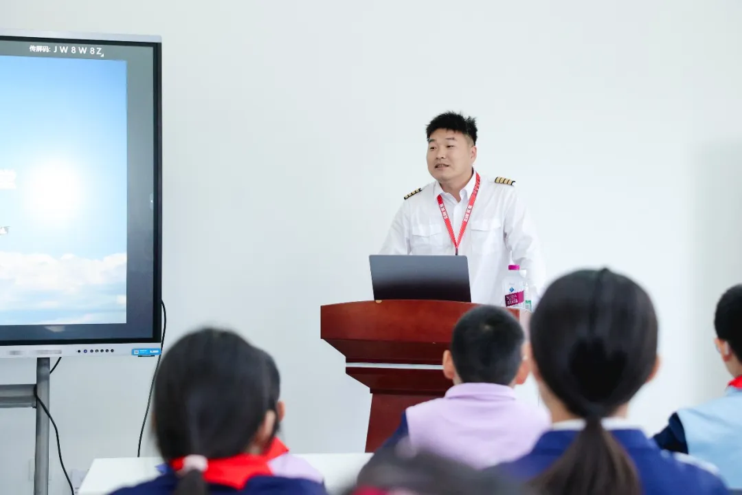 开学季的硬核课堂!龙昊通航联合利州区万达实验开启航空科普神奇之旅